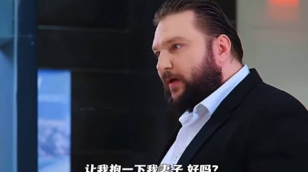 女子被挟持眨眼求救，警察读懂暗号悄然营救