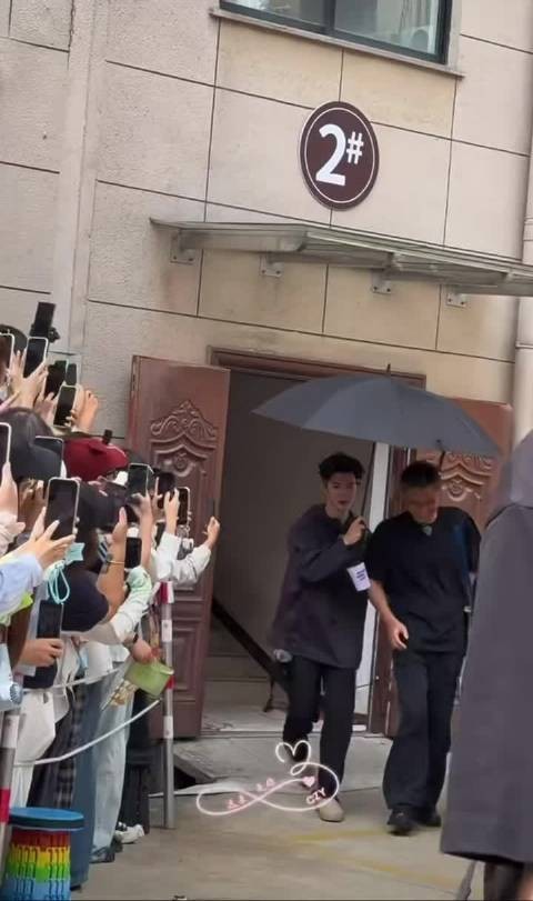 哈哈哈哈哈哈哈太搞笑了李乃文不是去当助理了吗?