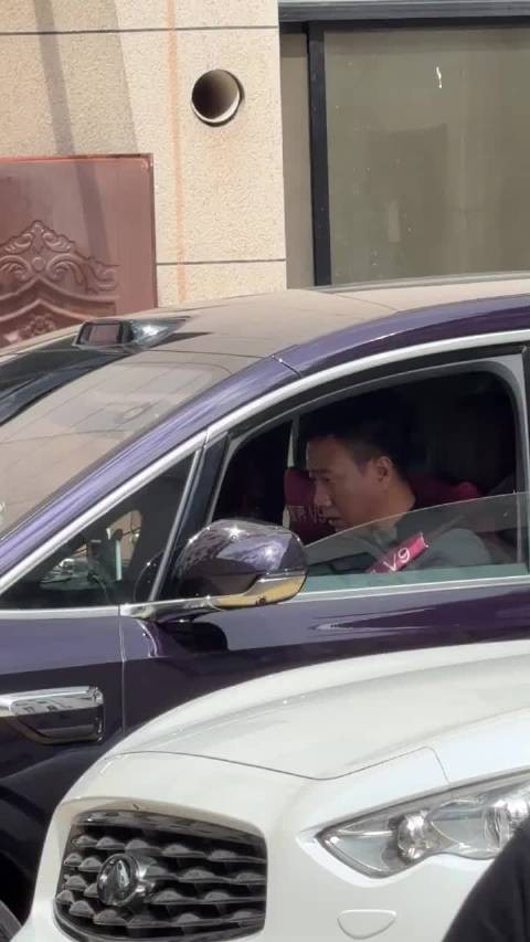 胡军接陈哲远车打不着，经纪人急喊工作人员
