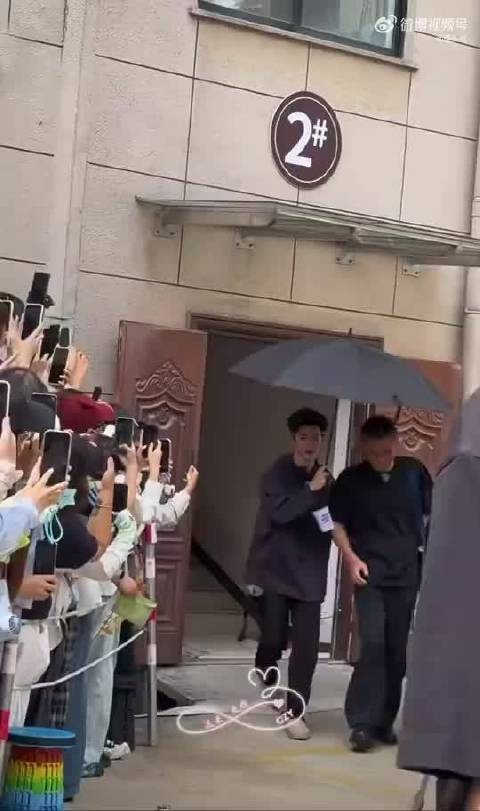 这次轮到陈哲远给李乃文打伞,到底谁是助理?