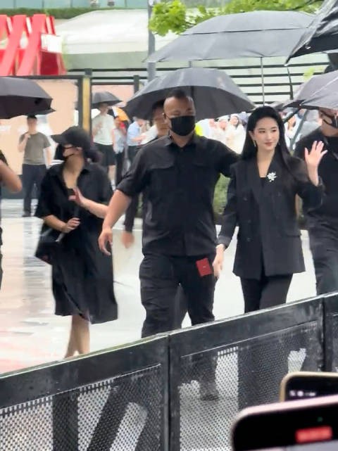 刘亦菲品牌线下活动，冒雨准时出现霸道总裁即视感！