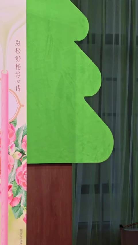 李昀锐全白look配粉花丝巾，少年感十足
