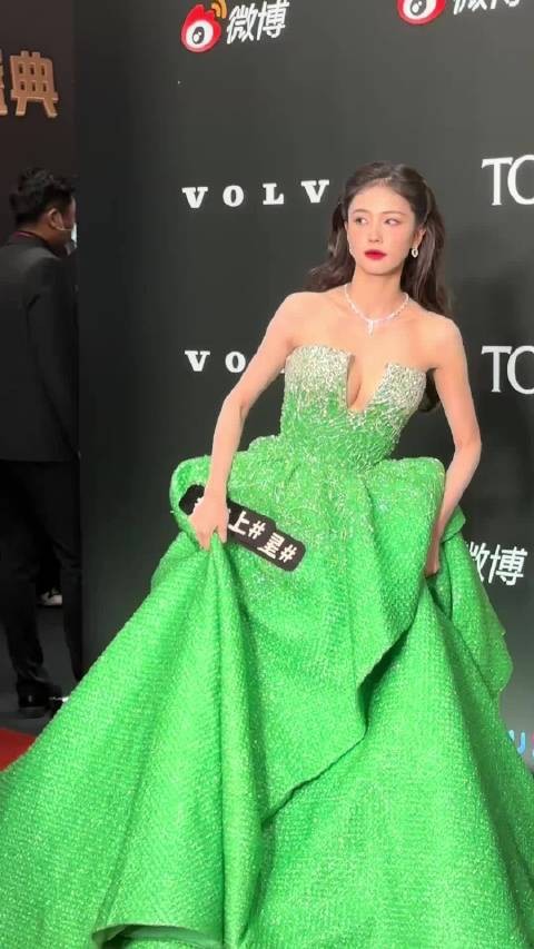 白鹿穿了一套绿色亮片礼服，复古的公主发型和浓颜系的妆容