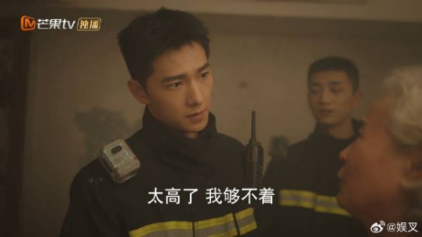 奶奶过年贴不了对联，宋焰主动帮忙：百姓的事就是消防员的事