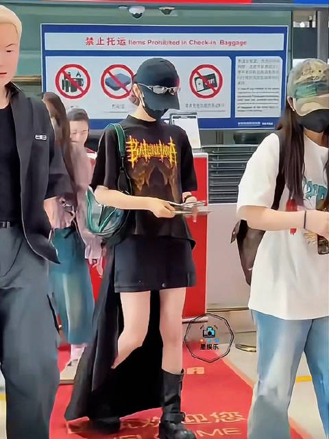 杨超越这套造型真的第一眼很有迷惑性