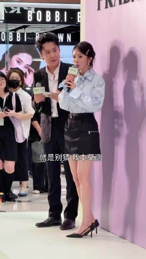 杨幂登ELLE金九双封面，职场俏佳人造型气场全开