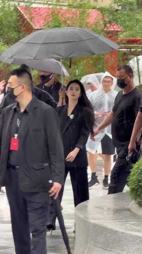 刘亦菲冒雨绕道向粉丝鞠躬致意