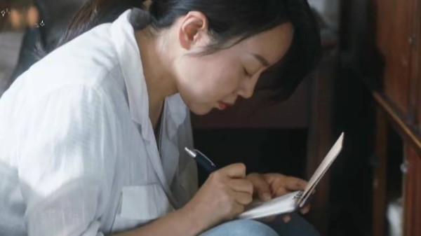 装台:刁菊看到自己老爹又结婚了一气之下把他俩的结婚证拿火烧了