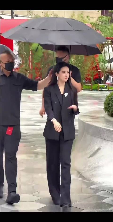 刘亦菲诠释了黑色显瘦
