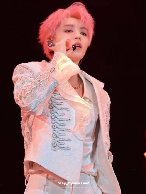 粉发造型演绎《badibadi》，燃炸全场！ 王俊凯badibadi
