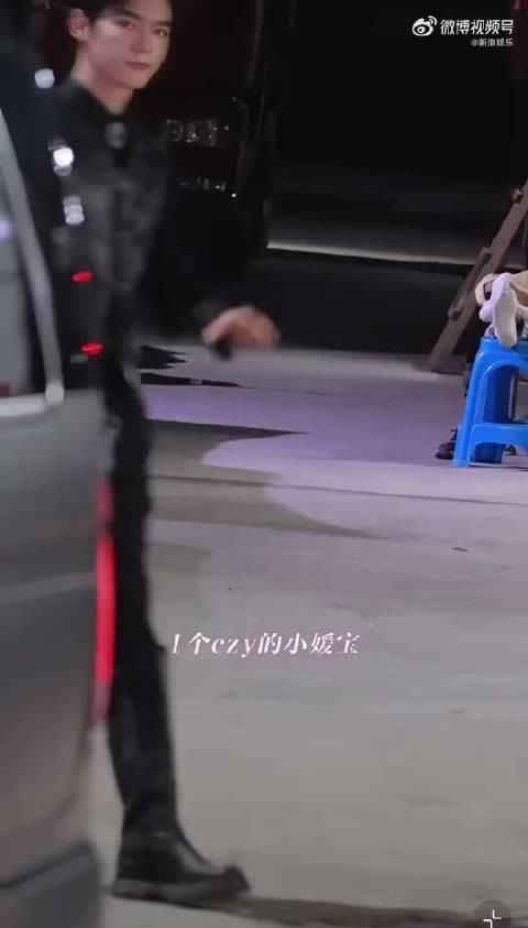 陈哲远今晨4点下班,给等候的粉丝发了玫瑰花,不少粉丝晒出收到的花花…