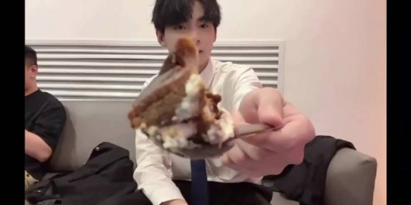 那年今日 谢谢小伞的投喂（嚼嚼嚼嚼……）