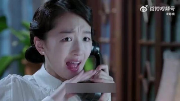 “女人每次接到电话时，都会故意用手指去摩擦话筒…”