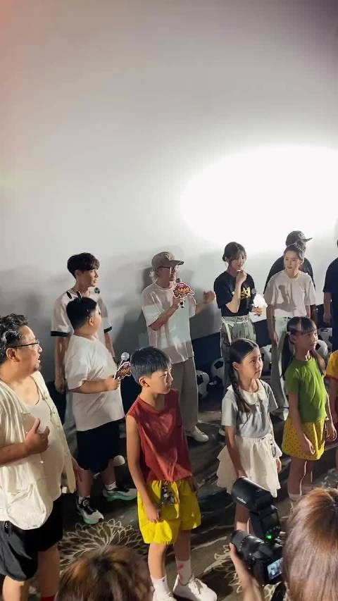 周星驰张艺兴和小朋友一起跳功夫女足经典舞蹈
