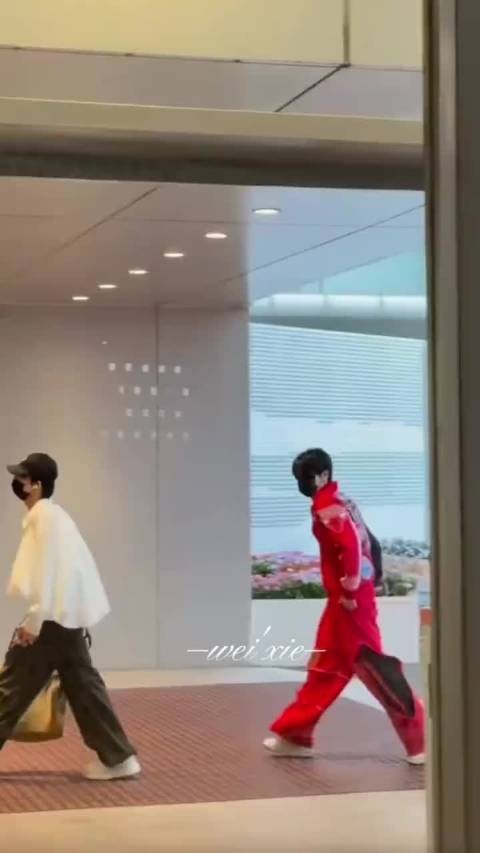 朱志鑫出镜今日红色look，第一眼就是很会穿的潮男感！…
