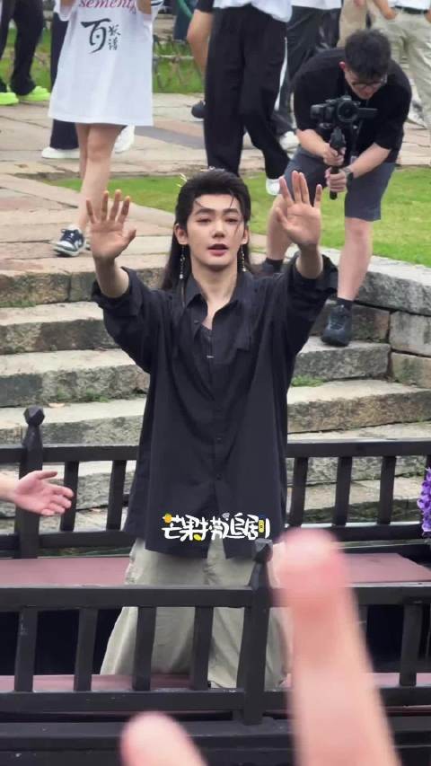 邓为坐船来了，好权威的一张脸帅得我想尖叫