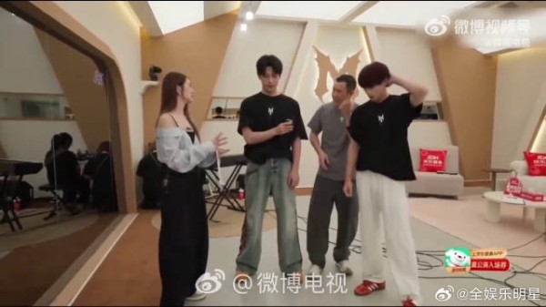 直播名场面留存,曾辉自嘲老了十岁,小沈阳高反应对,初次搭档就十分合拍