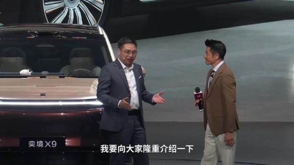 笑不活了,品牌方估计万万没想到,请代言人顺带收获一位活跃发言选手…