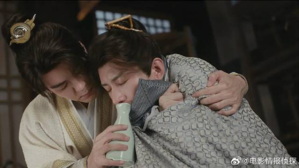 李莲花毒发 方多病嘴上说不管，却把他搂怀里照顾一晚上