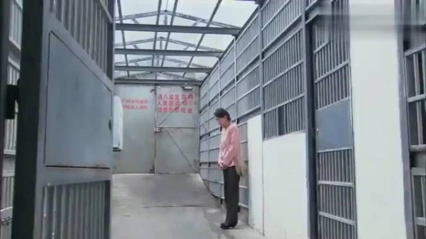 老公坐牢三年出狱，一见到老婆急得想回家，老婆反应真逗！