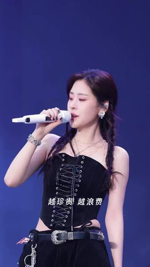 张碧晨造型开挂，美貌身材管理在线，妆面教程引热议