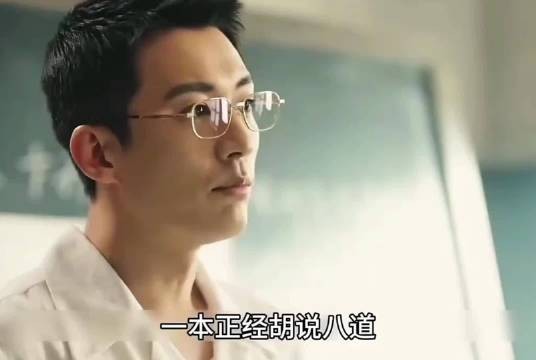 钢笔落地暴露行踪，特务竟藏在沙发下压伤女警？