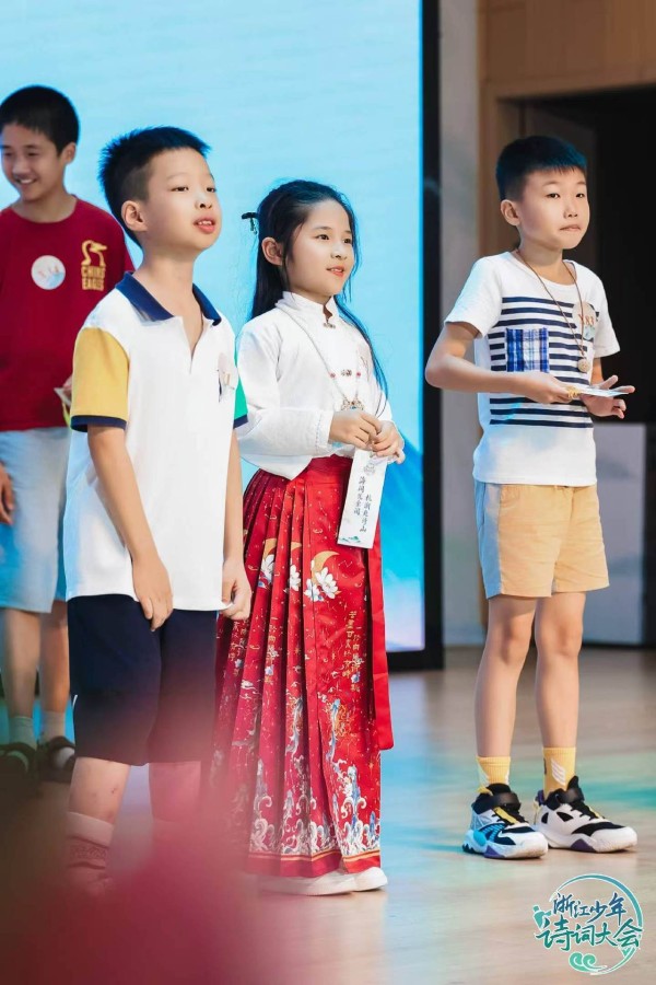 60进20拿下全场第二！二年级女生一袭红裙勇闯诗词大会