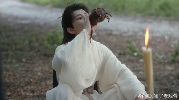 李莲花在师父坟前夸方多病 资质不错，有自己年轻时风范