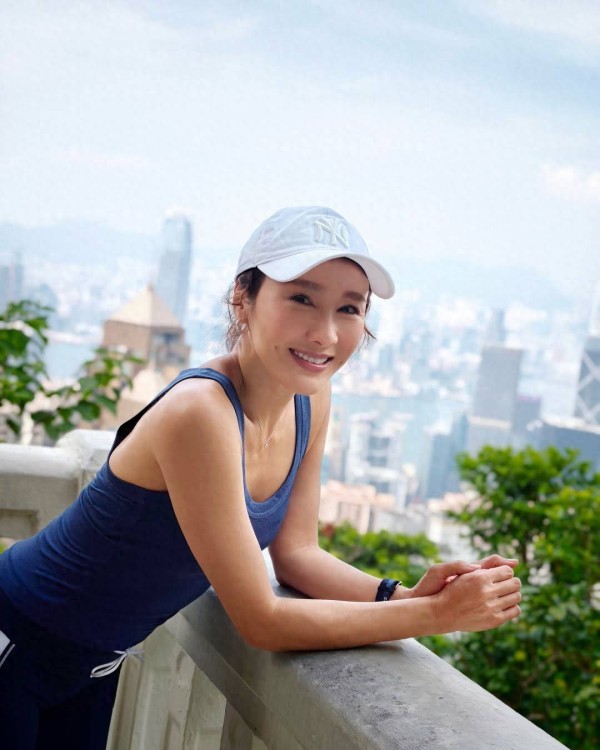 TVB前花旦晒登山照，紧身运动装大秀好身材，退圈18年状态冻龄