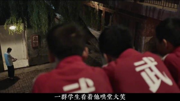 赤裸慌乱与穿戴整齐，权力关系一目了然