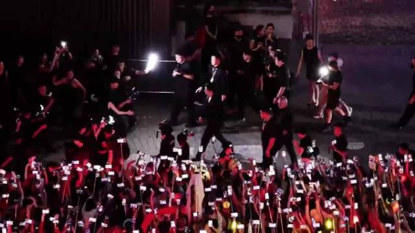 肖战香港K11现场人声如海,从容笃定现身