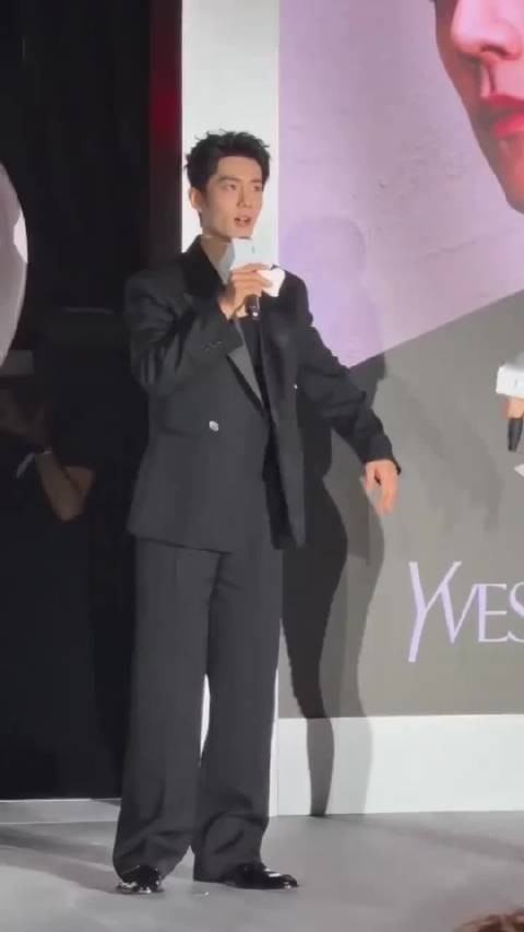 肖战香港活动送药送水致谢粉丝，改变路线打招呼