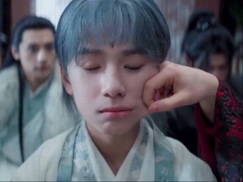 把刀从容不迫地推回原处，笑得前仰后合