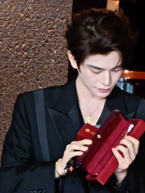 WOK丁禹兮兮为在演唱会现场求婚成功的女生精心筹备了专属礼物!
