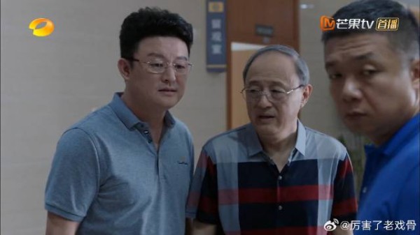 自己儿子上课玩手机 老师管教反出事，现在责任全怪在她头上