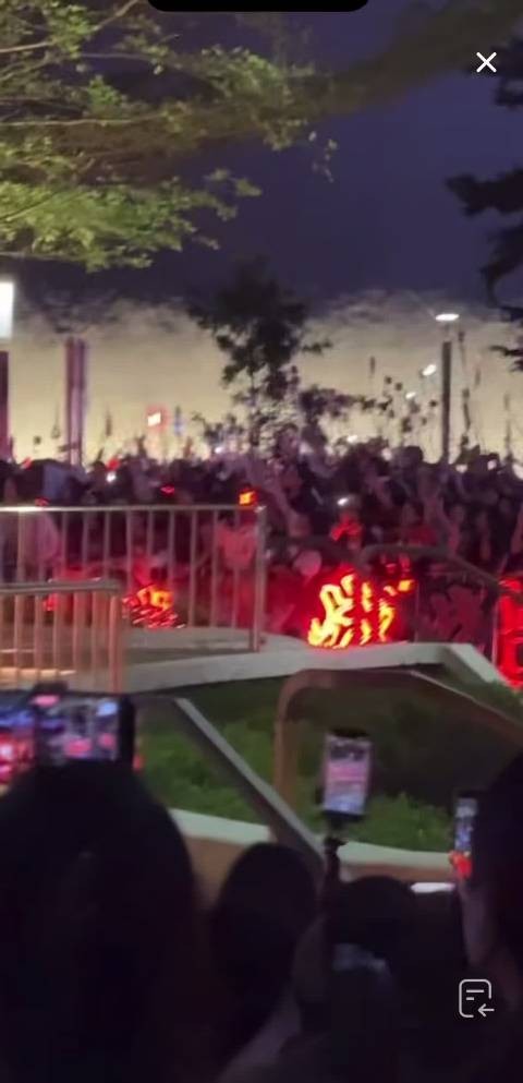 肖战活动结束没看到的粉丝在岗不想离去
