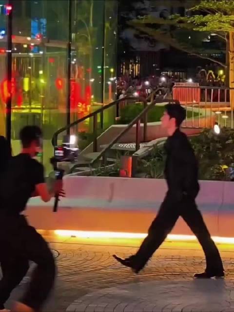 肖战8月19日香港线下活动,满目红色,摇下车窗致谢