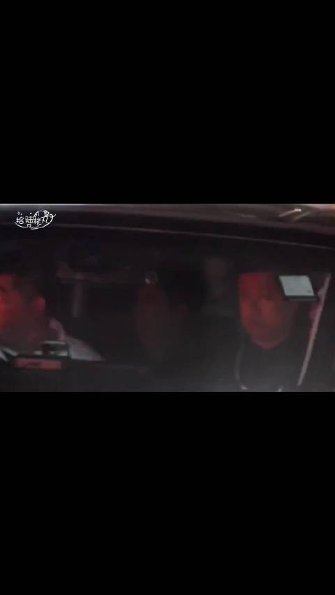 他在想办法让所有的人都能看到他 他本来想开车绕场一周的 可是保安没同意
