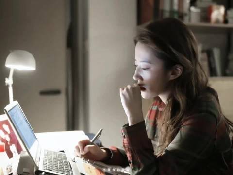两人演的好像真结过婚一样,眼神里写满遗憾