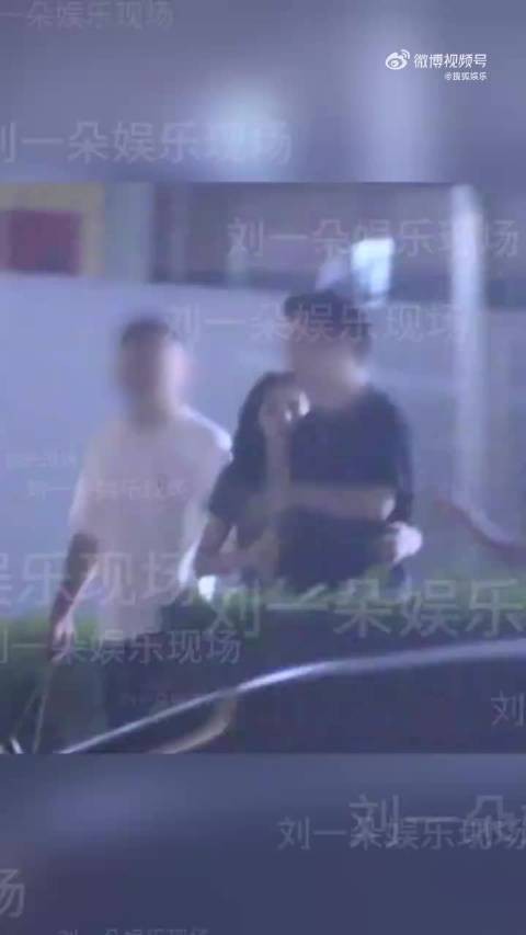 网友辣评彭小苒七夕早上在找搭子 晚上就找到了