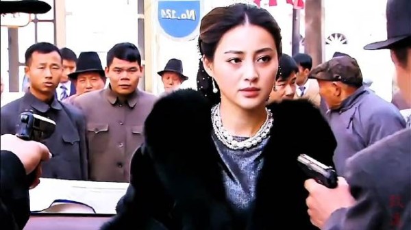 特务当街欺负美女，不料美女是情报局特工，这下可惨了