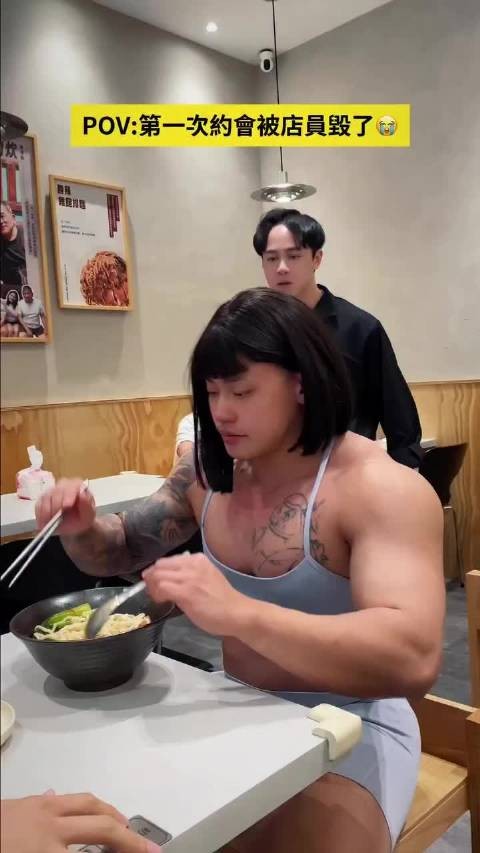 服务员一个操作,三个人都懵了