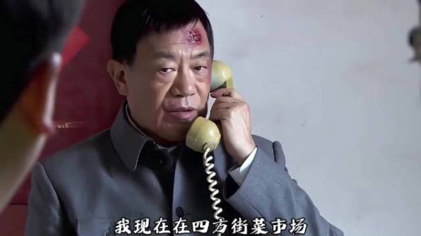 无赖以为老头好欺负,殊不知他一句话就能调动整支警卫