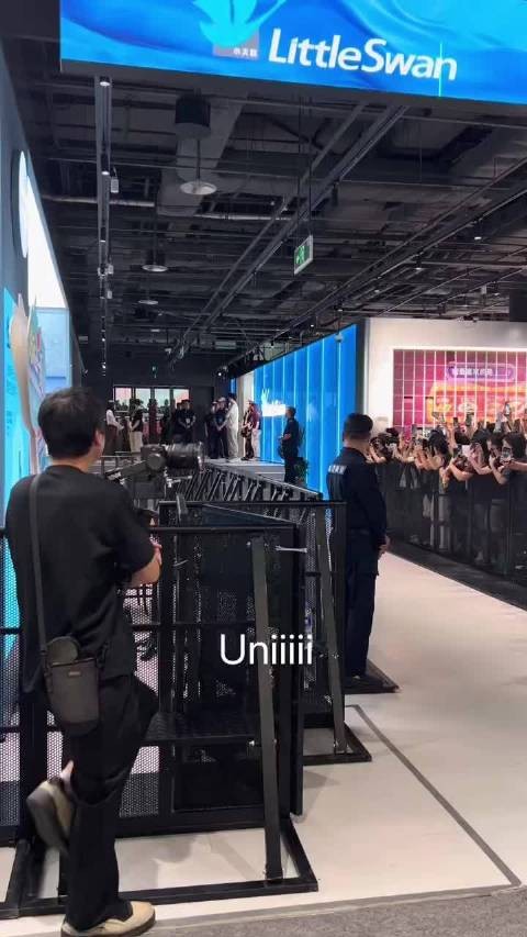 邝玲玲东莞活动人气旺，粉色造型可爱漂亮