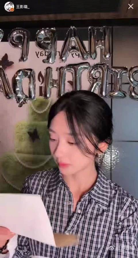 王影璐生日直播被问56岁拍戏状态,称无法想象