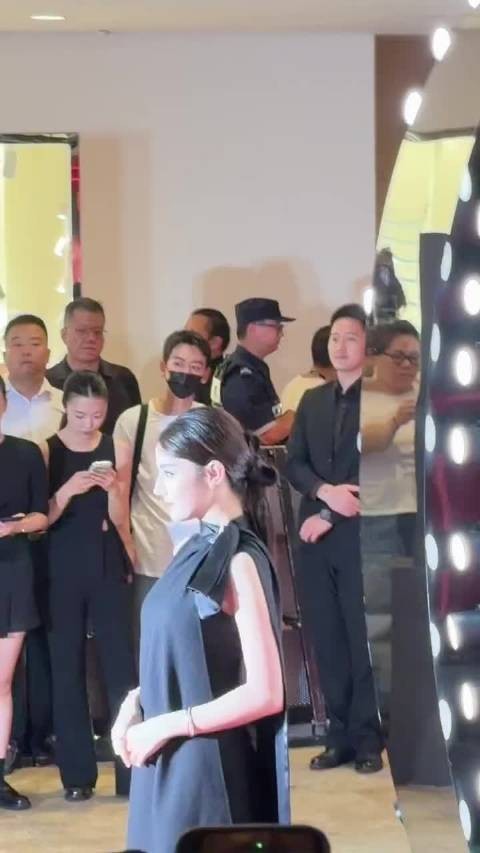 金鹤龙看迪丽热巴眼神满是欣赏，对自己化妆的肯定