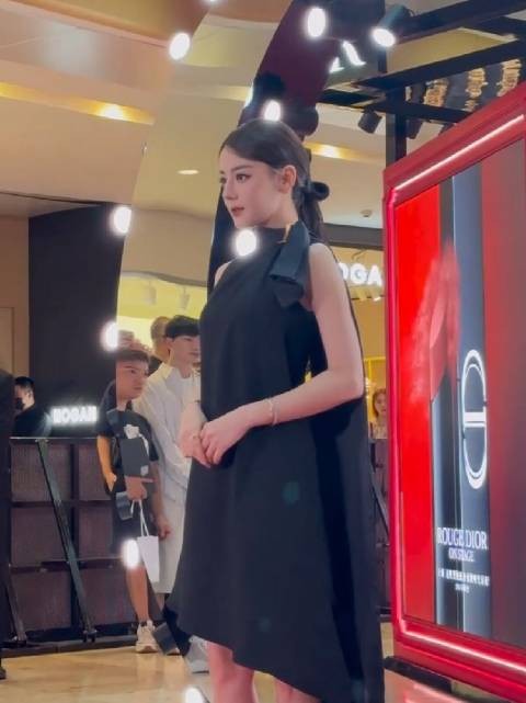 迪丽热巴今天的发型好别致,居然是用真发做的蝴蝶结造型