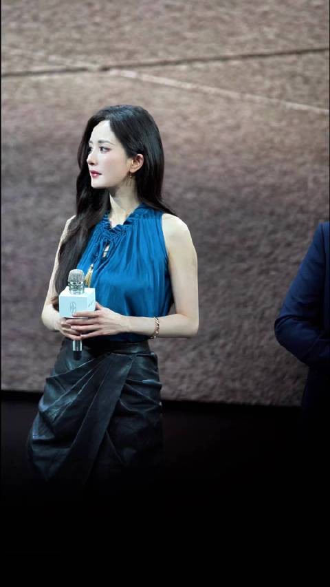 暮然回首！杨幂骨相美人真的360度无死角！女王杨幂现身成都