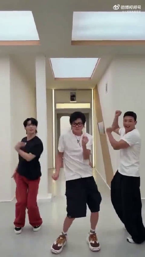 王赫野公主抱孙楠，刘畊宏起哄三个活宝