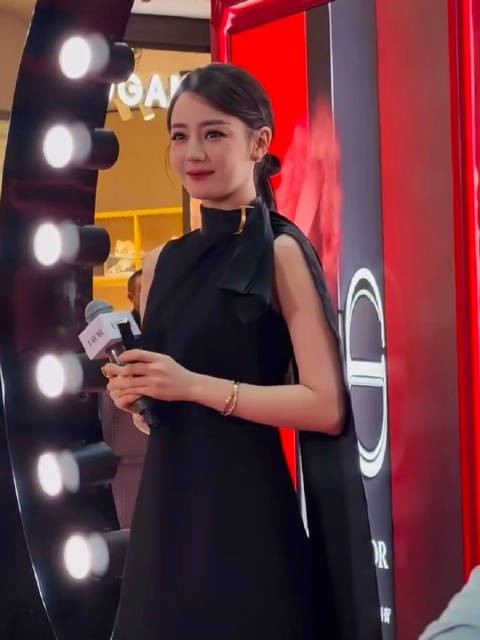 迪丽热巴Dior南京德基活动，粉丝擦玻璃为拍偶像